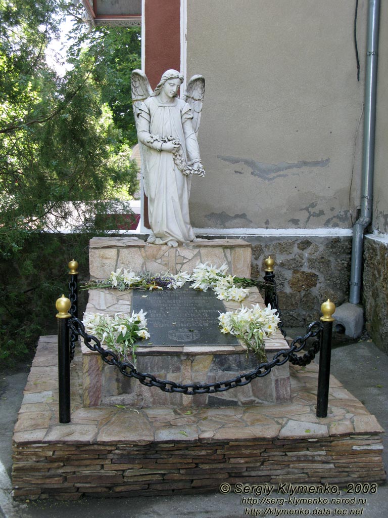 Белгород-Днестровский, могила Волконских на территории Свято-Вознесенского собора.