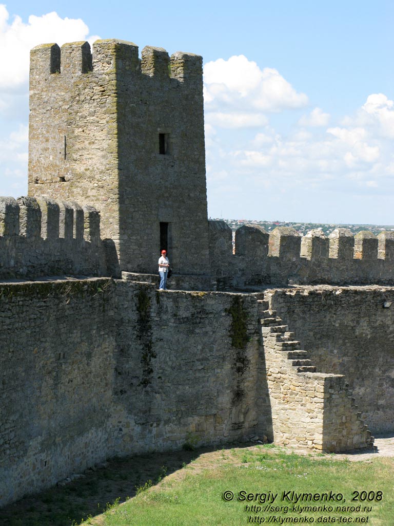 Белгород-Днестровская крепость, вид на башню "Сторожевая" с "Гражданского" двора.
