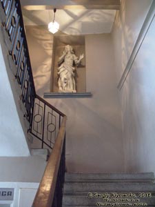 Львовская область. Олеско. Фото. Музейная экспозиция комплекса «Олеский замок». Лестница на второй этаж и прекрасная статуя.