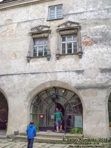 Львовская область. Олеско. Фото. Олеский замок. Спаренные окона юго-восточного крыла замка, вид с внутреннего двора замка.