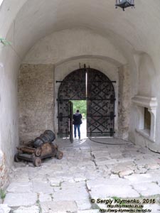 Львовская область. Олеско. Фото. Въездные ворота Олеского замка. Вид изнутри ворот.