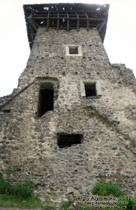 Закарпатская область, село Невицкое. Фото. В Невицком замке. Квадратная башня-донжон - главный элемент замковых сооружений.