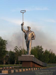 Мариуполь. Памятник металлургу в начале шоссе Донецк-Мариуполь.