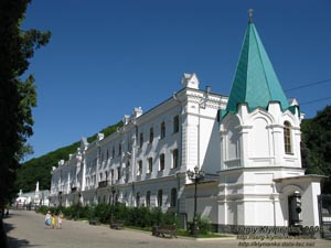 Донецкая область. Строения Святогорского монастыря: гостиница и восточная башня.