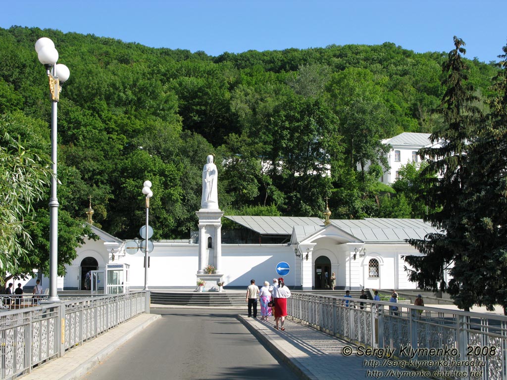 Донецкая область. Святогорский монастырь, статуя Богоматери около входа в монастырь.