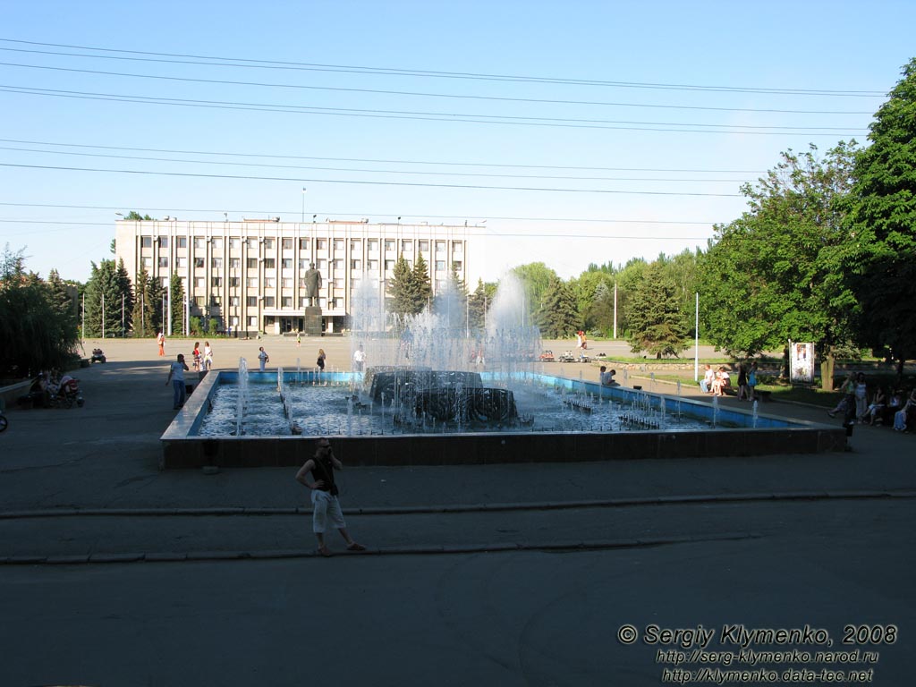 Славянск, Донецкая область. На центральной площади города.