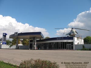 Александрия, Кировоградская область. Фото. Вертолет «Ми-2» на заправке «ТНК».