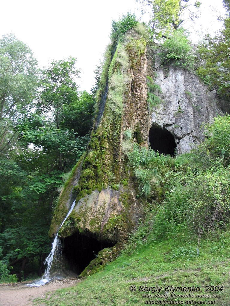 Поділля, Хмельницька область. Парк у Малiївцях, печера Кармалюка з штучним водоспадом (скельний монастир).