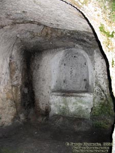 Парк в Малиевцах. Скальный монастырь, остатки алтаря в нижней пещере.