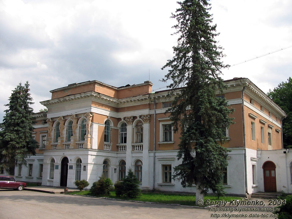 Поділля, Тернопільська область. Микулинці. Палац (XVIII ст.) - головний фасад.