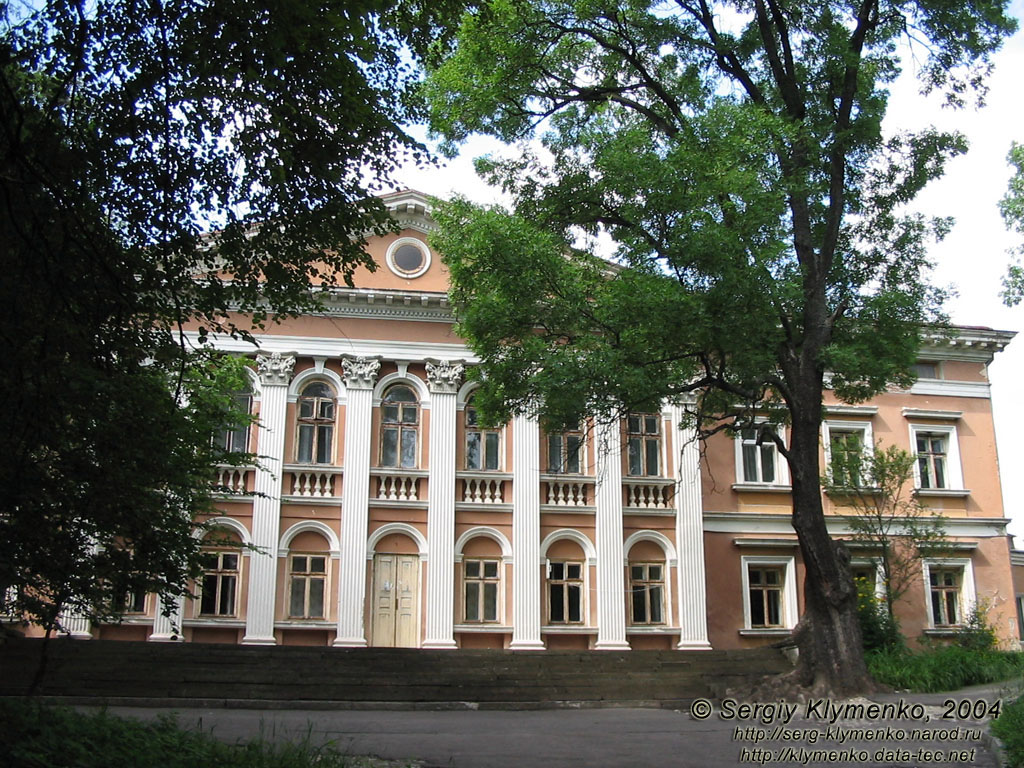 Поділля, Тернопільська область. Микулинці. Палац (XVIII ст.) - парковий фасад.