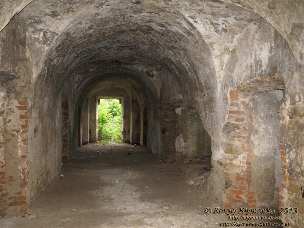 Хмельницкая область, Изяслав. Фото. Руины Старозаславского замка (XV век). Проезд посредине первого этажа Детинца.