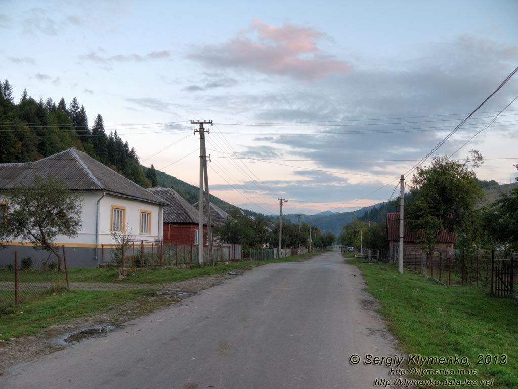 Закарпатская область, село Збыны. Фото. Дорога через село.