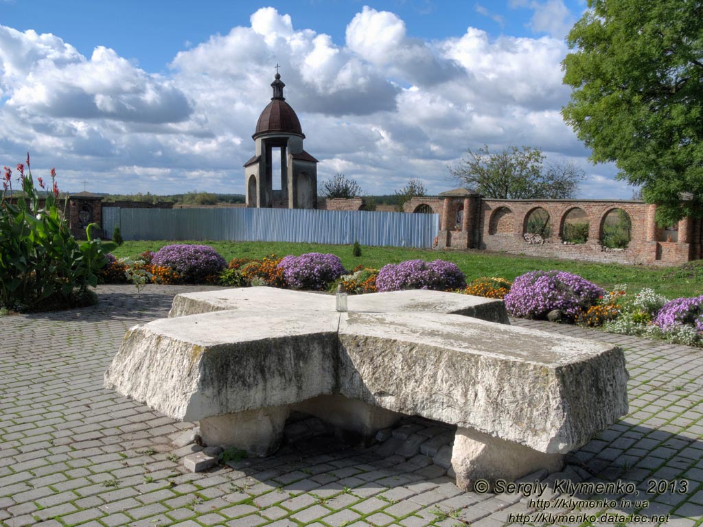Львовская область, Белз. Фото. Огромный памятник-крест, символизирующий 1000-летие Белза.