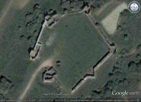 Ивано-Франковская область, Пнёв. Спутниковый снимок Пнёвского замка (с Google Earth). Image © 2016 DigitalGlobe.
