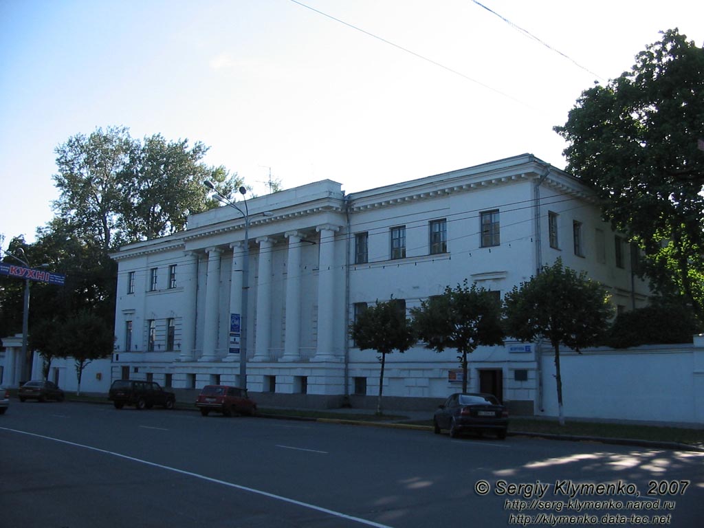 Полтава. Фото. Ансамбль Круглой площади: Дом генерал-губернатора, памятник архитектуры, 1810 год (ул. Жовтневая, 37).