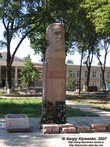 Полтава. Фото. Памятник Н. В. Склифосовскому (улица Шевченко 23).