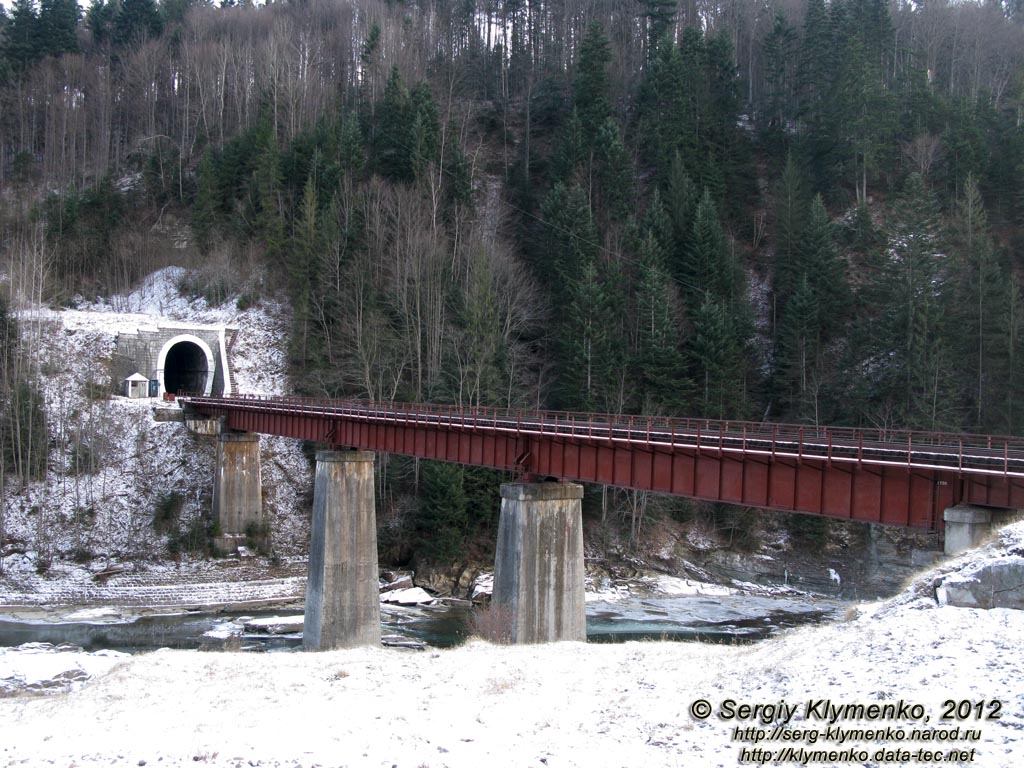 Карпаты, Ивано-Франковская область, Яремче. Фото. Железнодорожный мост через реку Прут и железнодорожный тоннель сквозь гору.