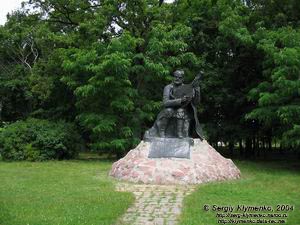 Парк в Сокиринцах. Памятник Остапу Никитовичу Вересаю.