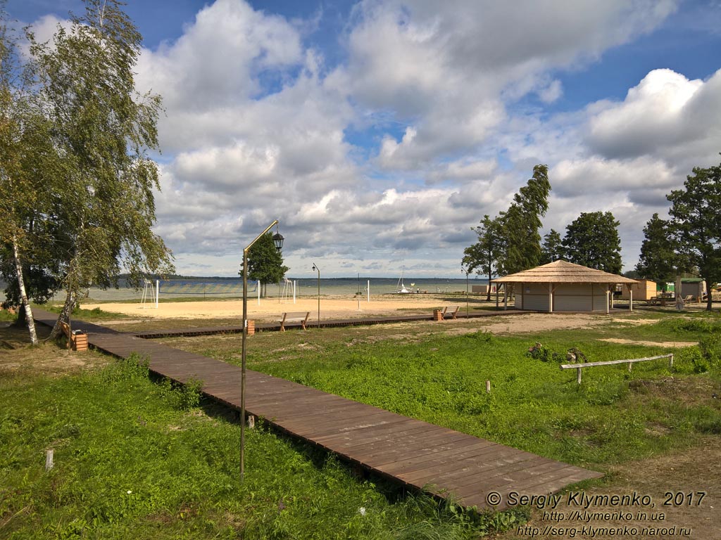 Волынь, озеро Свитязь. Фото. Общественный пляж в селе Свитязь.