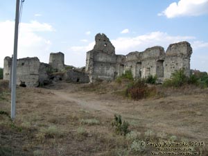 Тернопольская область, Сидоров. Фото. Сидоровский замок. Северо-западная часть крепости, вид изнутри замковой территории.