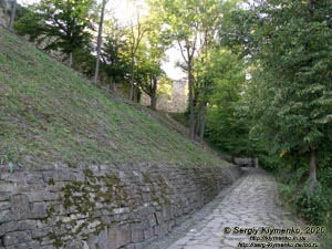Теребовля, Тернопольская область. Замок, 1631 г. Мощёная дорожка парком под восточной оборонительной стеной Теребовлянского замка.
