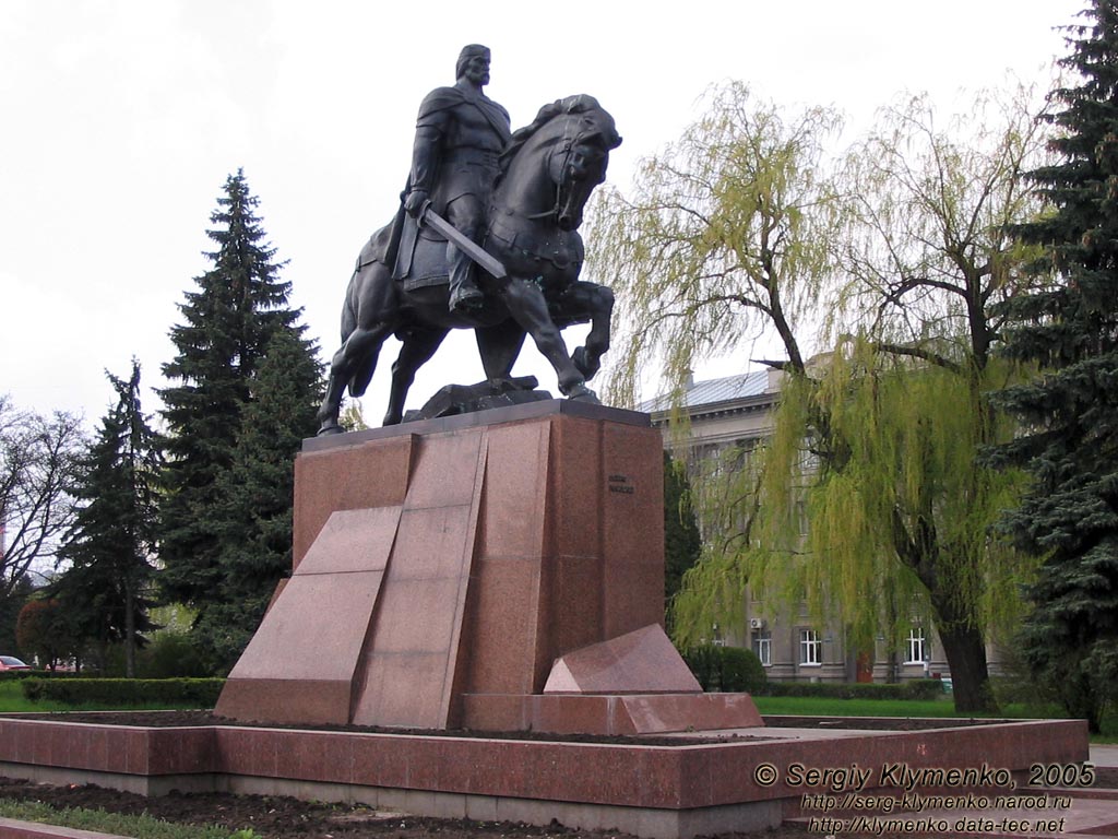 Тернополь. Памятник королю Данило (Галицкому) на площади Свободы.