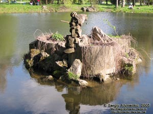 Фото. Тернополь. Парк "Топильче". Резной Буратино на островке посреди пруда ждет черепаху Тартиллу.