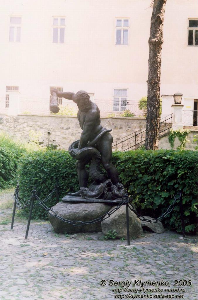 Внутри Ужгородского замка. Фото. Скульптура Геракла, убивающего Лернейскую трехглавую гидру.