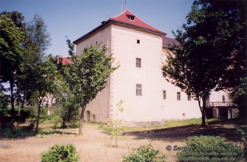 На территории Ужгородского замка. Фото. Главный корпус замка (цитадель).