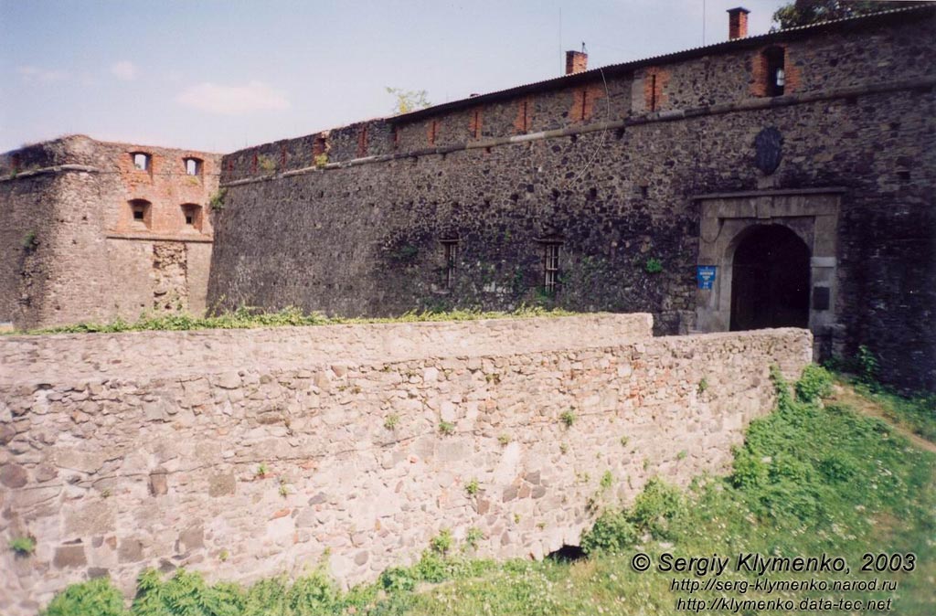 Ужгородский замок. Фото. Сухой ров и въездные ворота сквозь внешние оборонительные стены (юго-западная сторона замка).