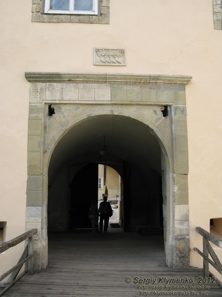 На территории Ужгородского замка. Фото. Ворота замкового дворца (цитадели).