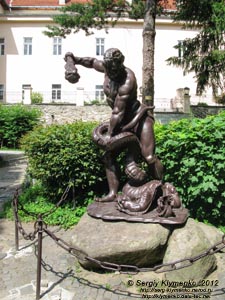 На территории Ужгородского замка. Фото. Скульптура Геракла, убивающего Лернейскую трехглавую гидру.