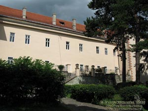 На территории Ужгородского замка. Фото. Главный корпус замка - цитадель (юго-западный фасад).