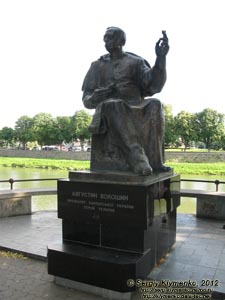 Ужгород. Фото. Памятник Августину Волошину на набережной Независимости.