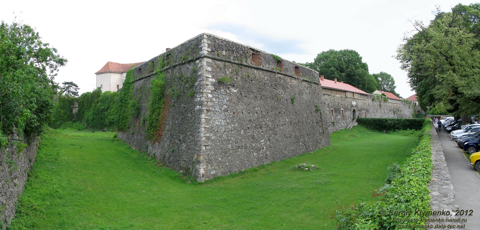 Ужгородский замок. Фото. Внешние оборонительные стены и западный  бастион.