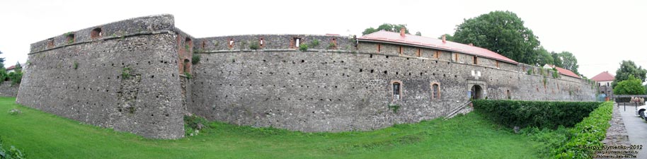 Ужгородский замок. Фото. Сухой ров и внешние оборонительные стены (юго-западная сторона замка).