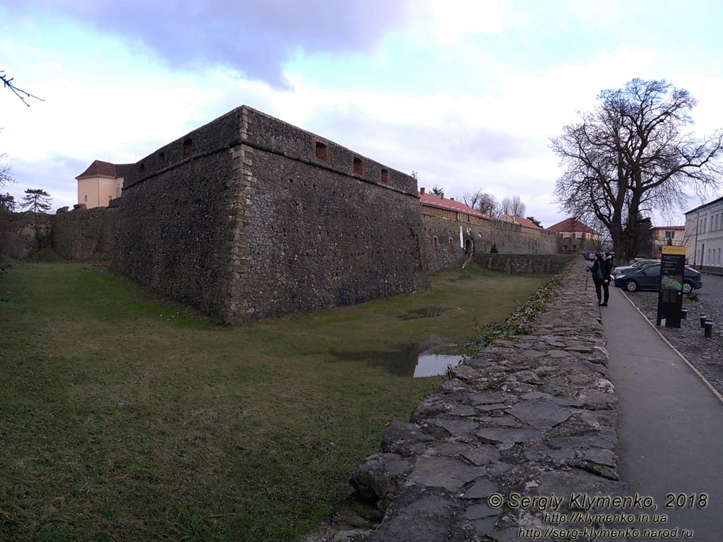 Ужгородский замок. Фото. Внешние оборонительные стены и западный  бастион.