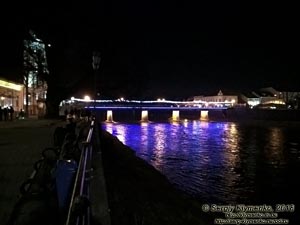 Вечерний Ужгород. Фото. Пешеходный мост через речку Уж.