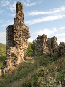 Закарпатская область. Виноградов. Фото. Руины замка (Угочанской крепости). Северо-восточная стена, вид изнутри замка.