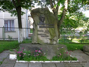 Яблунов, Ивано-Франковская область. Памятник Николаю Матееву-Мельнику около школы.
