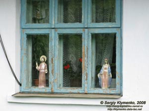 Ивано-Франковская область, поселок Яблунов. Статуэтки в окне дома.