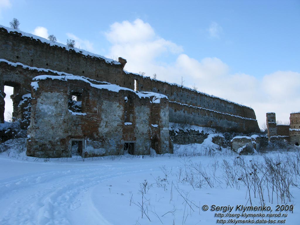 Львовская область. Старое Село. Фото. Замок в Старом Селе. Руины вдоль южной стены замка. Вид изнутри замка.