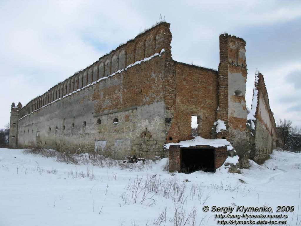Львовская область. Старое Село. Фото. Замок в Старом Селе. Юго-западный угол стен. Вид снаружи.