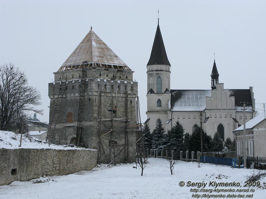 Тернопольская область. Скалат. Фото. Замок в Скалате. Южная башня и костел Святой Анны.