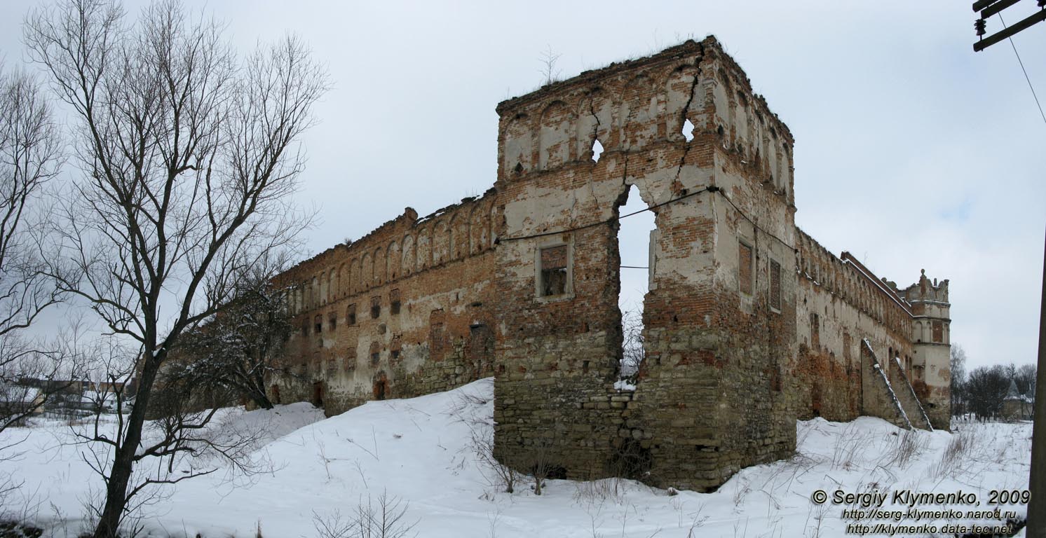 Львовская область. Старое Село. Фото. Замок в Старом Селе, юго-восточная угловая башня. Вид снаружи.