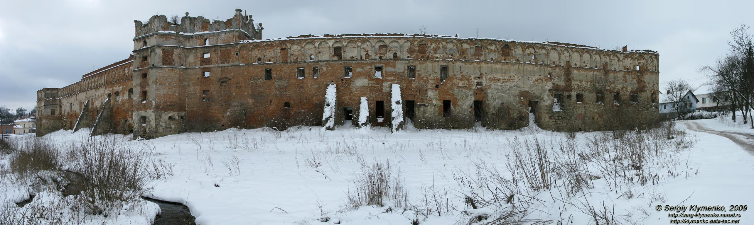Львовская область. Старое Село. Фото. Замок в Старом Селе. Панорама (~90°) снаружи с востока.