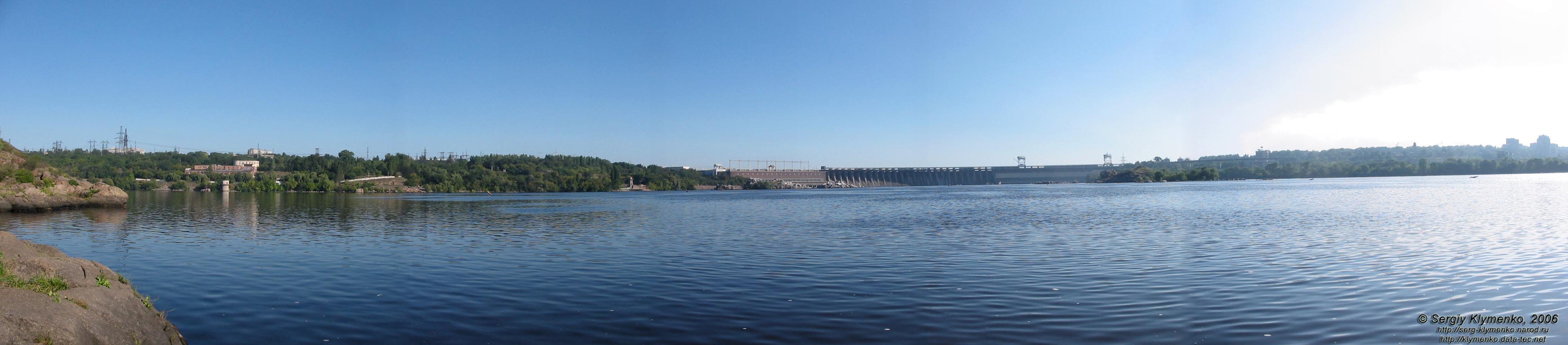Днепровские пороги на фоне плотины ДнепроГЭС, вид с Хортицы