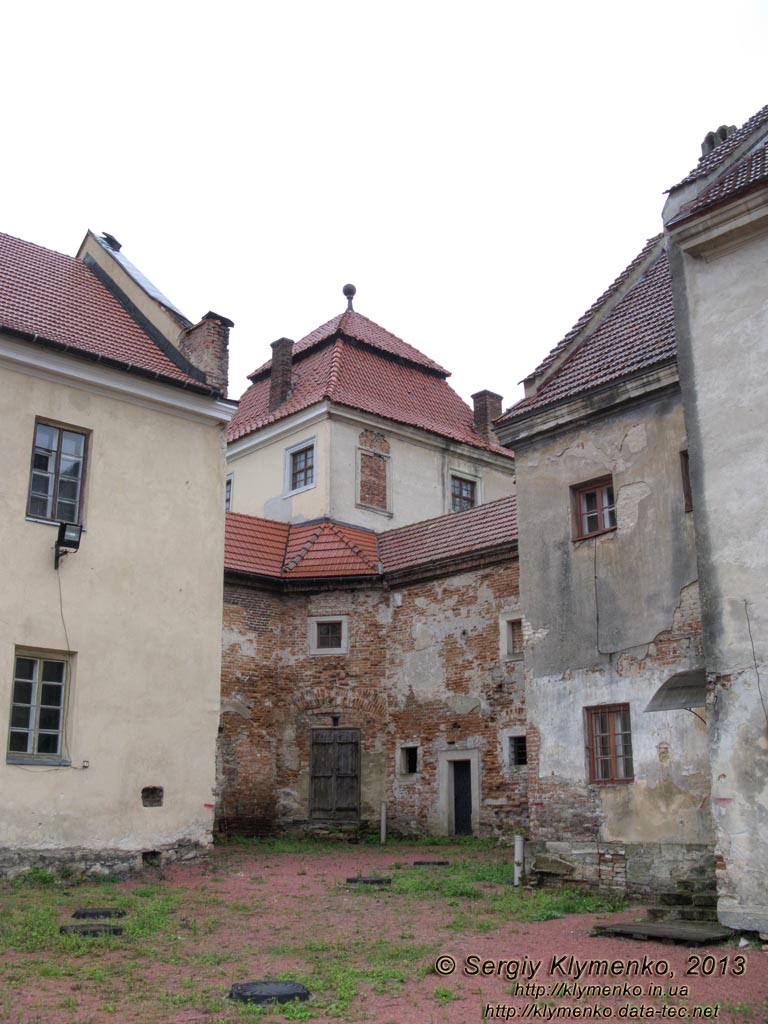 Жолква. Фото. Замок (1594 год), внутренний двор. Вид на восточную башню.