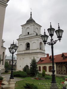 Жолква. Фото. Колокольня Василианского монастыря. Вид с внутреннего двора.